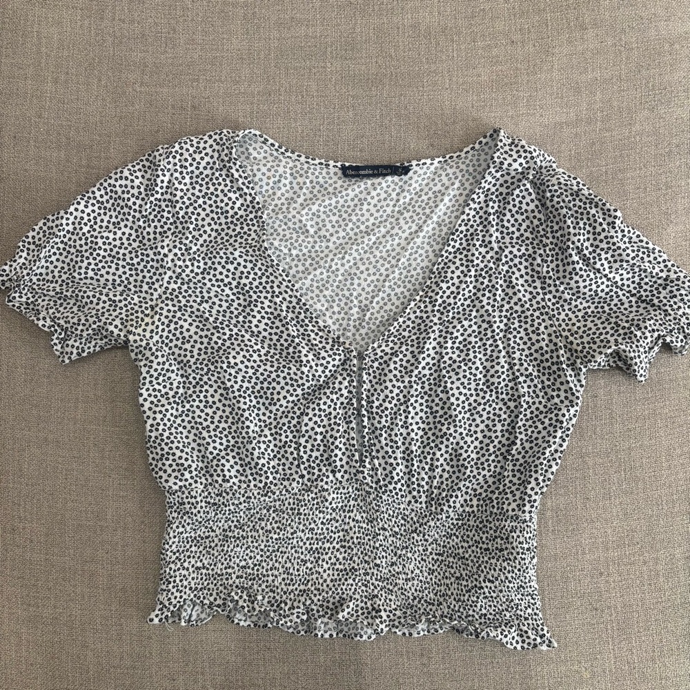 Abercrombie & Fitch Black and White Dotted Floral Blouse Size S